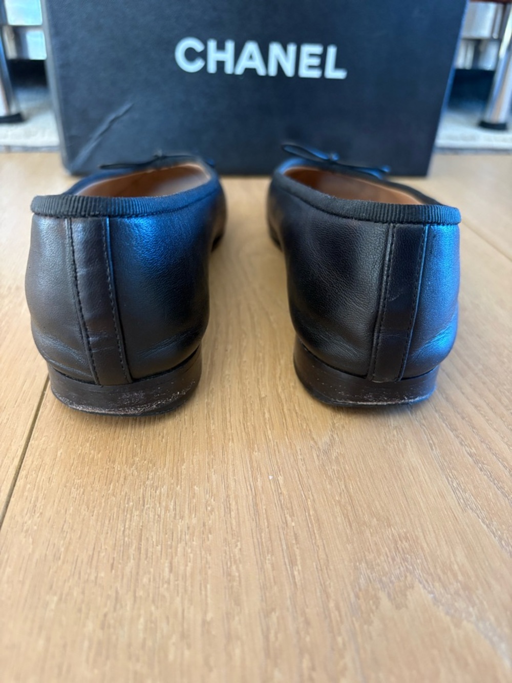 CHANEL Black Patent Cap-Toe Leather Ballet Flats with CC Logo - Picture 5 of 11
